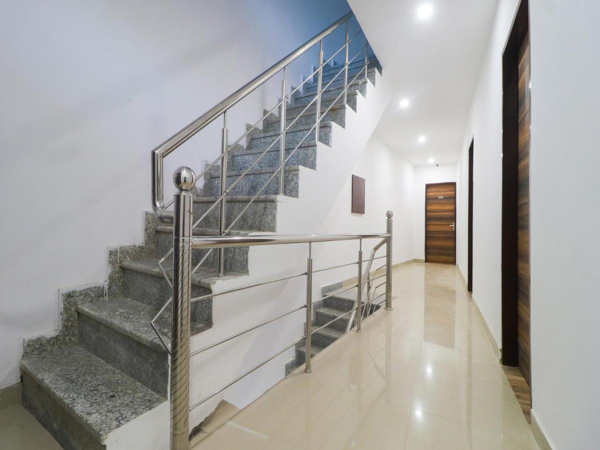 SPOT ON 82731 Hotel Supriya Vijayawada Bagian luar foto