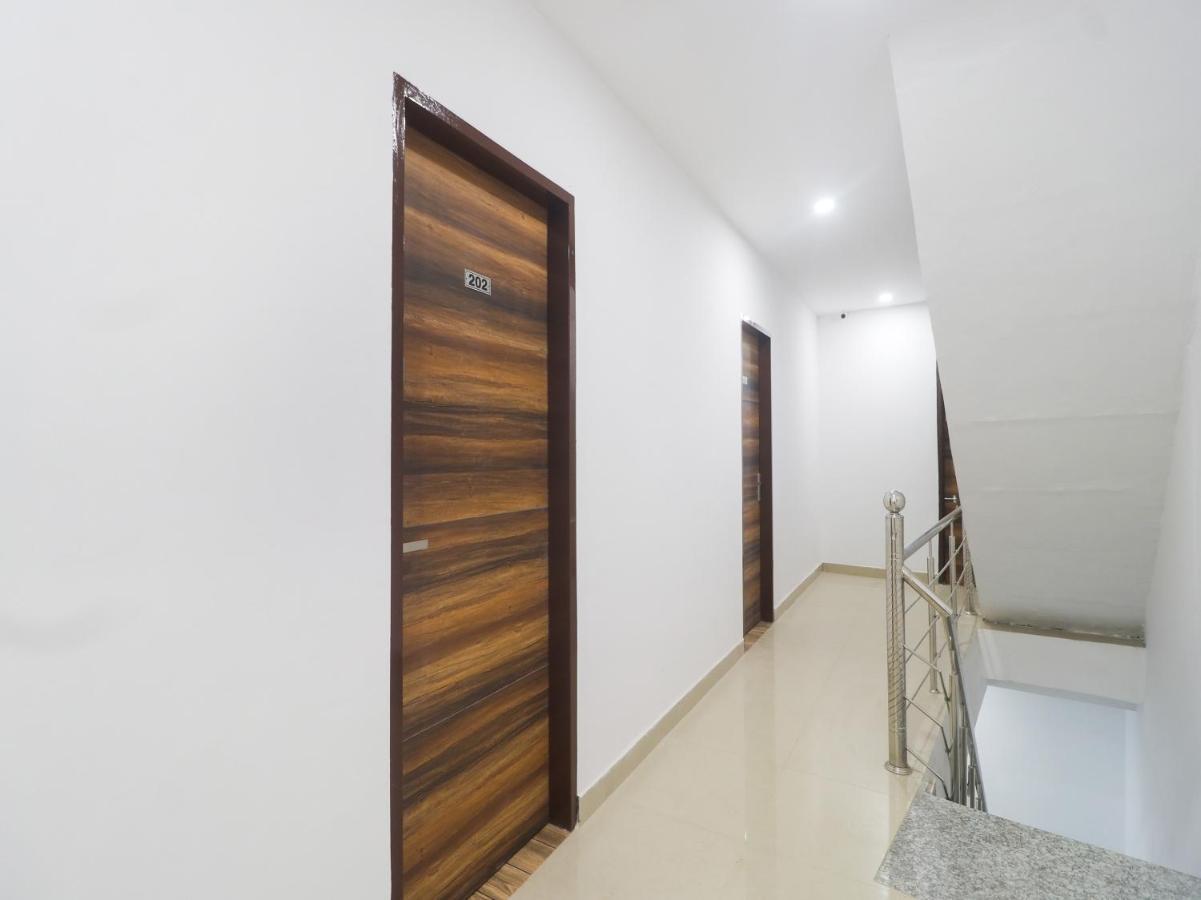 SPOT ON 82731 Hotel Supriya Vijayawada Bagian luar foto
