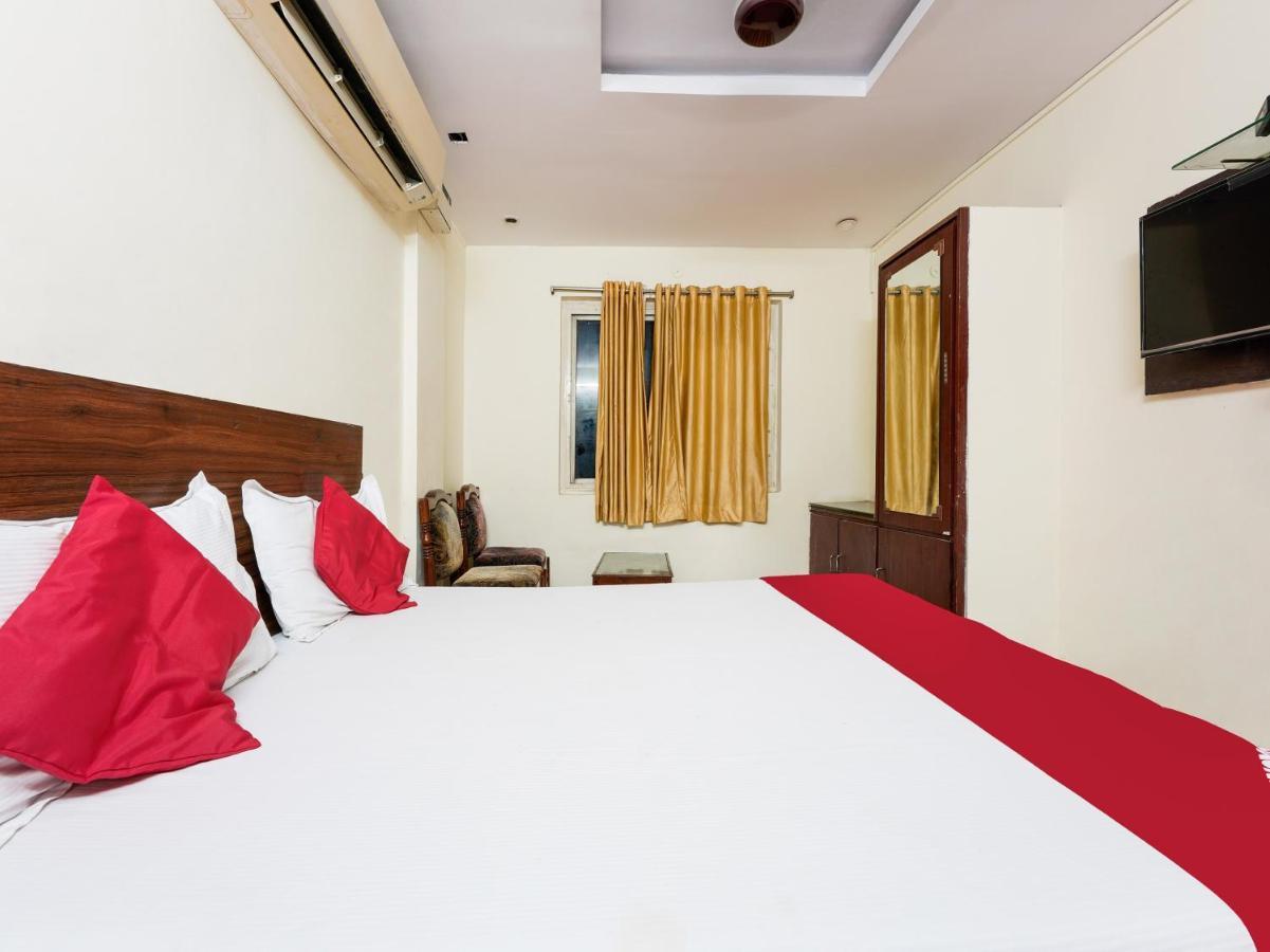 SPOT ON 82731 Hotel Supriya Vijayawada Bagian luar foto