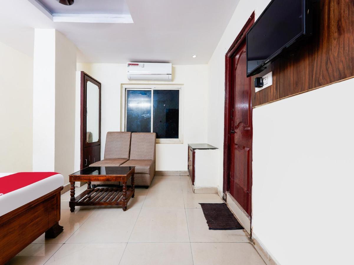 SPOT ON 82731 Hotel Supriya Vijayawada Bagian luar foto