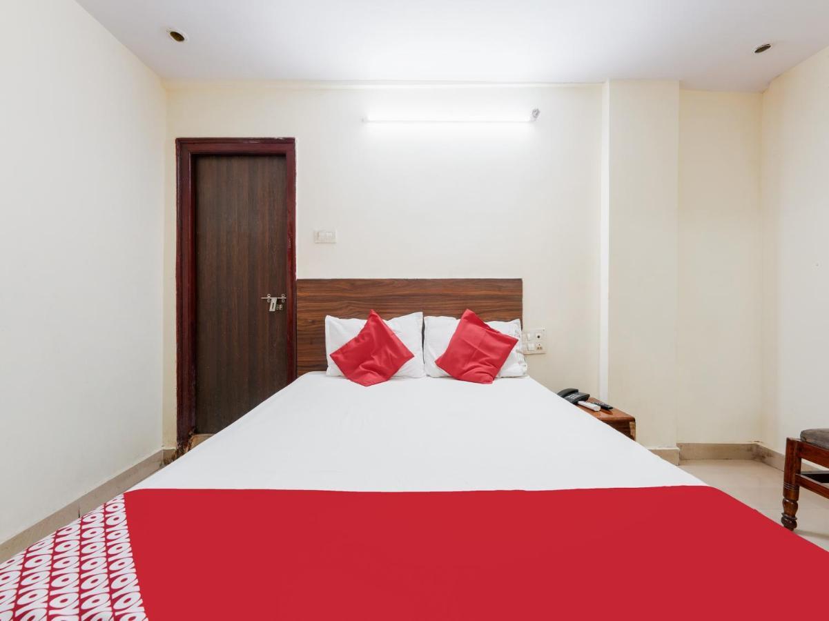 SPOT ON 82731 Hotel Supriya Vijayawada Bagian luar foto