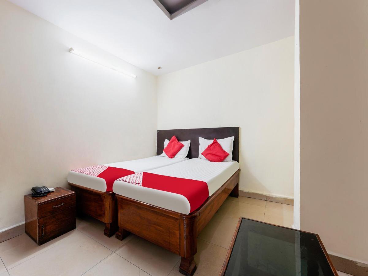 SPOT ON 82731 Hotel Supriya Vijayawada Bagian luar foto